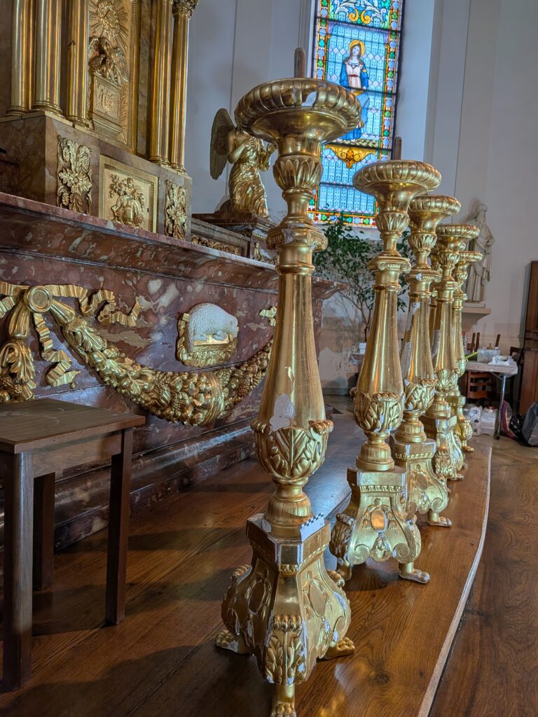 maître-autel montfaucon. faux-marbre, statuaire dorés