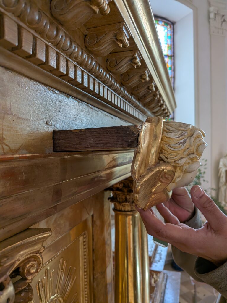 démontage des éléments rapportés du tabernacle