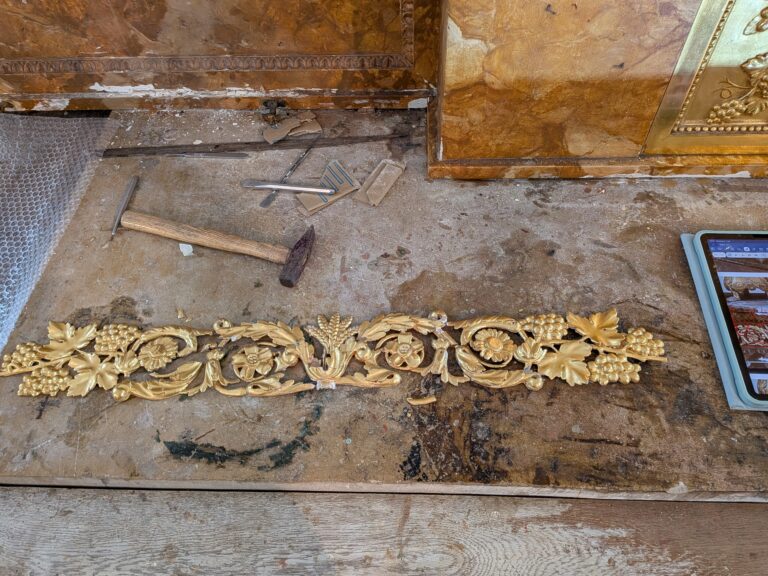 Tous les éléments démontés sont documentés et emballés pour la restauration à l'atelier