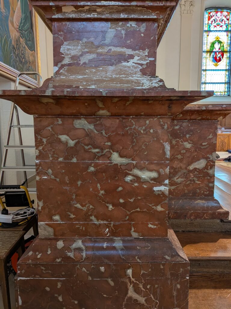 nettoyage et comblement du faux-marbre rouge