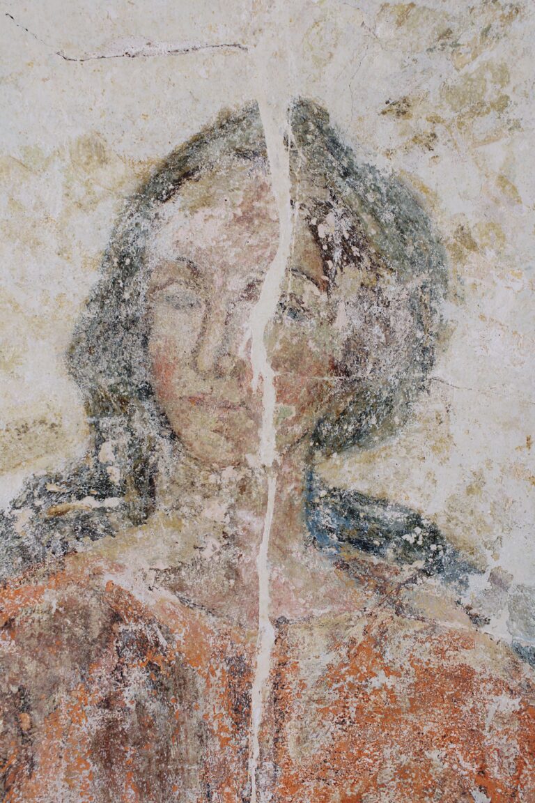 Le visage de la vierge après la progression du nettoyage