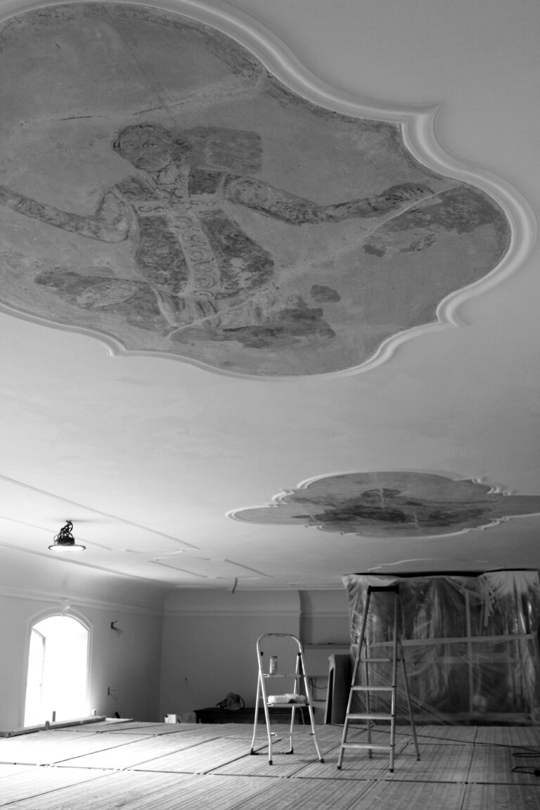 Le chantier de restauration des peintures du plafond à l'église de Miécourt